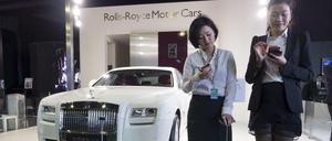 Rolls-Royce gefällig? Auf der Luxusmesse Rendezvous auf der chinesischen Tropeninsel Hainan werden teure und sehr teure Autos angeboten.