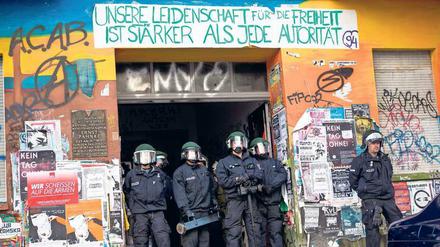 Heterogene Szene. Linksradikalismus hat viele Strömungen. Die Studie des SED-Forschungsverbundes differenziert aber kaum. Und schon wer gegen die Ausbeutung der Dritten Welt ist, hat demnach ein in Teilen linksextremes Weltbild. Das Foto zeigt einen Polizeieinsatz in der Rigaer Straße 94 in Berlin-Friedrichshain im Jahr 2013.