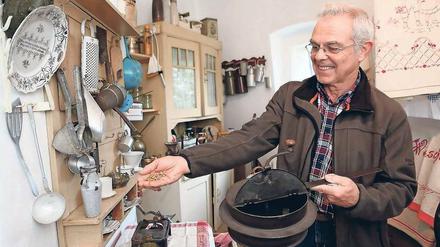 Der Chef des Michendorfer Heimatmuseums in der Alten Mühle, Wolfgang Werner, führt gerade durch die einstige Wohnküche.