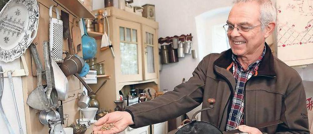 Der Chef des Michendorfer Heimatmuseums in der Alten Mühle, Wolfgang Werner, führt gerade durch die einstige Wohnküche.