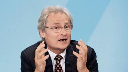 Der Leiter der Nationalen Plattform Elektromobilität (NPE), Henning Kagermann. Er setzte sich bereits im Februar 2016 für eine Sonderabgabe von einem oder eineinhalb Cent je Liter Diesel und Benzin ein.