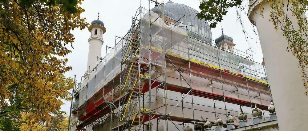 Seit 88 Jahren gibt es die Berliner Moschee in Wilmersdorf. Für die Sanierung sind Teile des Baudenkmals nun eingerüstet.