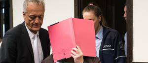 Die Angeklagte Angelika W. im Landgericht in Paderborn mit Anwalt Peter Wüller (l).