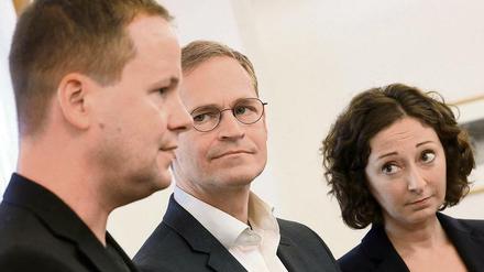 Scheele Blicke? Die Anfangseuphorie der rot-rot-grünen Verhandler ist verflogen. Im Bild v.l.n.r.: Klaus Lederer (Linke), Michael Müller (SPD), Ramona Pop (Grüne)