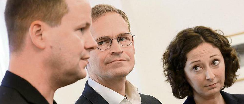 Scheele Blicke? Die Anfangseuphorie der rot-rot-grünen Verhandler ist verflogen. Im Bild v.l.n.r.: Klaus Lederer (Linke), Michael Müller (SPD), Ramona Pop (Grüne)
