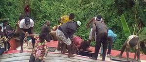 Nach dem Zugunglück klettern die Menschen in Eseka aus den Fenstern der Eisenbahnwagen.