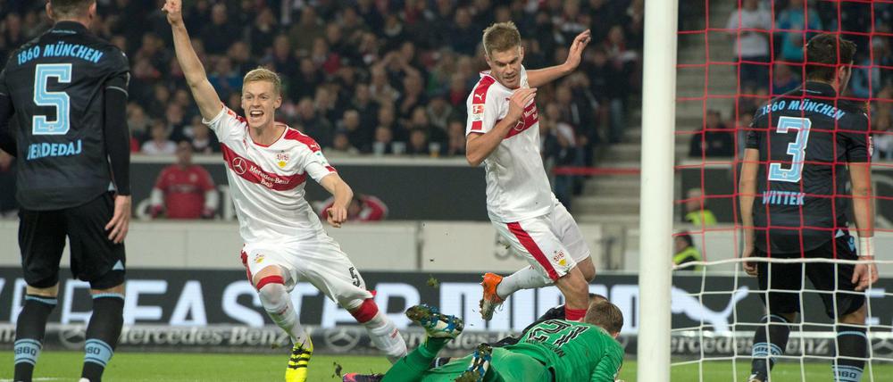 Stuttgarts Timo Baumgartl (2.v.l.) bejubelt neben dem Torschützen Simon Terodde das Tor zum 2:0.