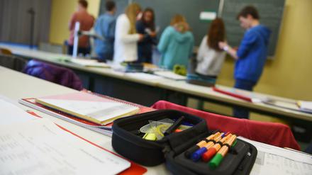 ARCHIV - Schüler stehen am 14.10.2014 im Gymnasium in Weingarten (Baden-Württemberg) während des Deutschunterrichts vor der Tafel und unterhalten sich über ihre Aufgabe. Foto: Felix Kästle/dpa (zu dpa «Bildungsstudie» vom 28.10.2016) +++(c) dpa - Bildfunk+++