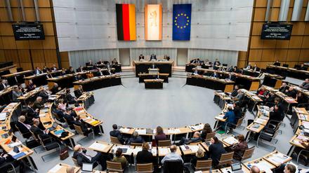 Der Streit um die Sitzordnung und den Vorsitz im Hauptausschuss des Parlaments sind noch immer ungeklärt.