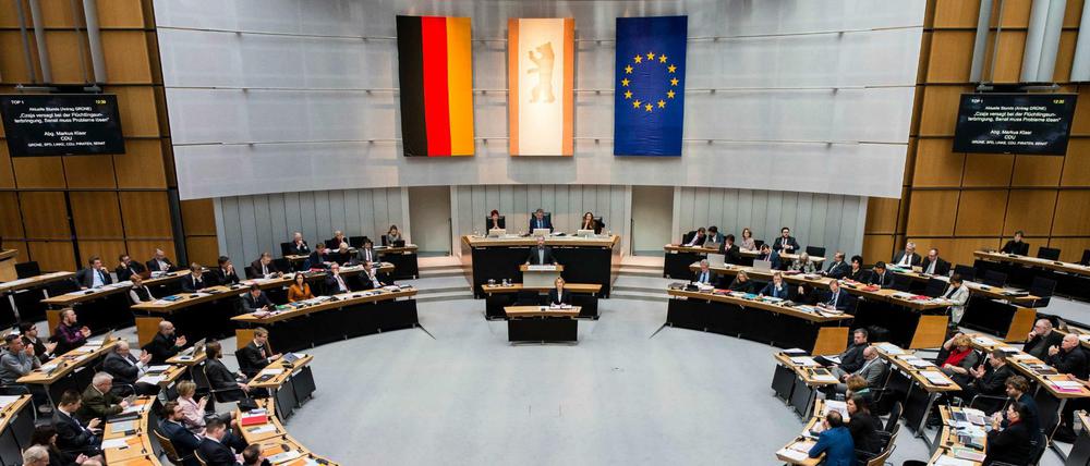 Der Streit um die Sitzordnung und den Vorsitz im Hauptausschuss des Parlaments sind noch immer ungeklärt.