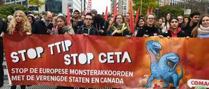 Demonstranten protestieren gegen die Freihandelsabkommen Ceta und TTIP in Brüssel.