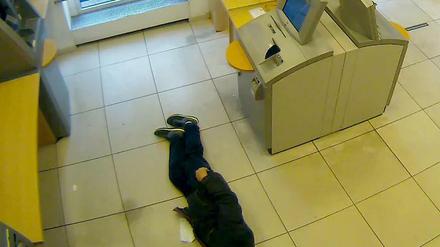 Die Überwachungskameras der Bankfiliale haben den Vorgang aufgezeichnet.