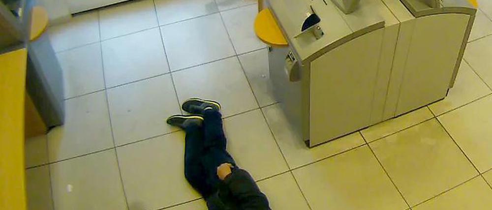 Die Überwachungskameras der Bankfiliale haben den Vorgang aufgezeichnet.