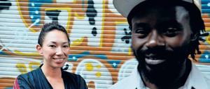 Im Hintergrund. Filmemacherin Agniia Galdanova hat Ansu Ceesay selbst eine Kamera in die Hand gegeben.
