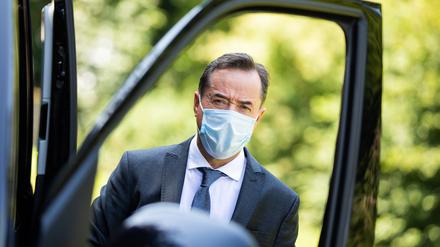 Jan Josef Liefers mit Mundschutz bei den Dreharbeiten zum „Tatort“ aus Münster „Es lebe der König“.