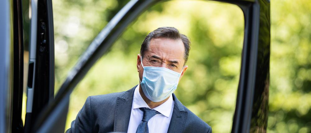 Jan Josef Liefers mit Mundschutz bei den Dreharbeiten zum „Tatort“ aus Münster „Es lebe der König“.
