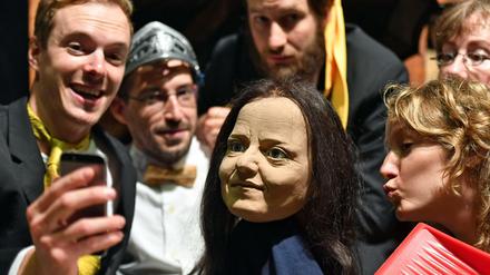 Mit einem Puppenkopf, der Beate Zschäpe darstellen soll, proben die Schauspieler und Puppenspieler Michel Diercks (l-r), Tobias Eisenkrämer, Felix Schiller, Magda Decker und Gerlinde Tschersich für das Stück «Beate Uwe Uwe Selfie Klick oder Welthauptstrand Europa».