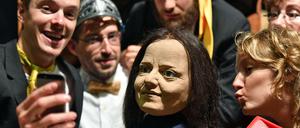 Mit einem Puppenkopf, der Beate Zschäpe darstellen soll, proben die Schauspieler und Puppenspieler Michel Diercks (l-r), Tobias Eisenkrämer, Felix Schiller, Magda Decker und Gerlinde Tschersich für das Stück «Beate Uwe Uwe Selfie Klick oder Welthauptstrand Europa».