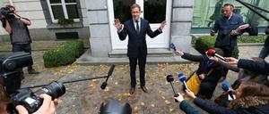 Paul Magnette, Ministerpräsident von Wallonien, spricht nach der innerbelgischen Einigung mit der Presse.