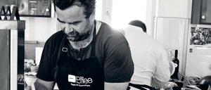 Home office. Vijay Sapres private Küche dient immer wieder als Location für Kochreportagen im Heft.