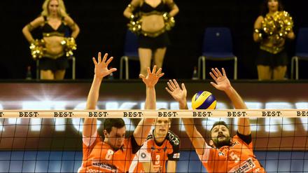 Die Berliner Graham Vigrass (l-r), Robert Kramm und Nikola Kovacevic beim Block.