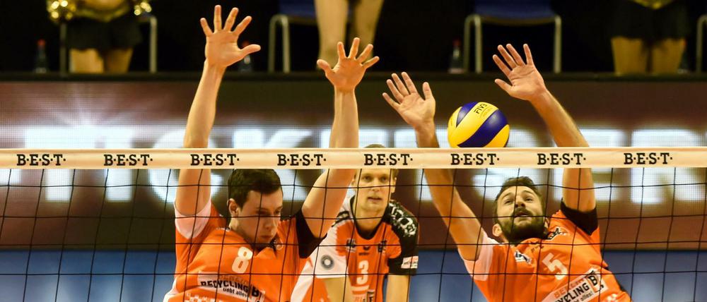 Die Berliner Graham Vigrass (l-r), Robert Kramm und Nikola Kovacevic beim Block.