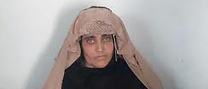 Die am Mittwoch in Pakistan Festgenommene Sharbat Gul oder Sharbat Bibi auf einem Foto der Polizei. 