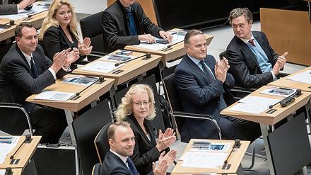 Die Abgeordneten der AfD um Fraktionschef Georg Pazderski (2.v.r) sitzen neben den FDP-Abgeordneten um Fraktionschef Sebastian Czaja (vorne) und verfolgen am 27.10.2016 die erste Sitzung des Berliner Abgeordnetenhauses. 