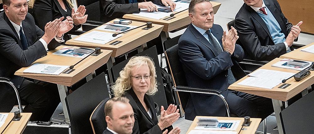 Die Abgeordneten der AfD um Fraktionschef Georg Pazderski (2.v.r) sitzen neben den FDP-Abgeordneten um Fraktionschef Sebastian Czaja (vorne) und verfolgen am 27.10.2016 die erste Sitzung des Berliner Abgeordnetenhauses.