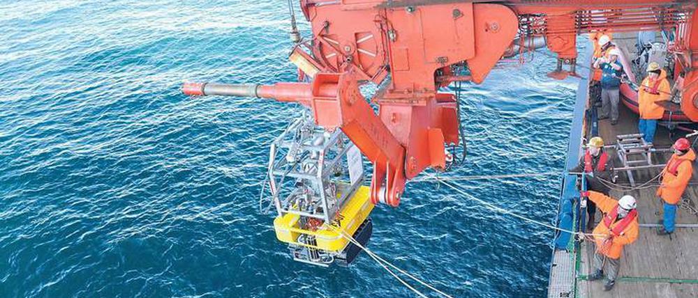 Allein in der Arktis. An Bord der Polarstern brachten Forscher den Tiefsee-Roboter „Tramper“ in die Nähe von Spitzbergen und setzten ihn aus. Das Gerät misst ein Jahr lang autonom am Meeresgrund den Sauerstoffgehalt im Sediment.