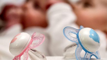 Schnuller für jeden Bedarf. Allerdings: Eine Vorliebe der Geschlechter für Rosa oder Hellblau ist garantiert nicht biologisch festgelegt ...