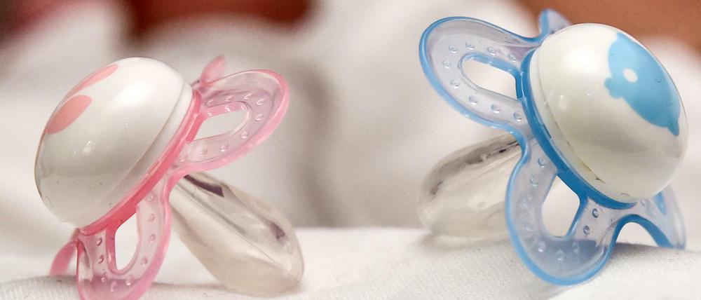 Schnuller für jeden Bedarf. Allerdings: Eine Vorliebe der Geschlechter für Rosa oder Hellblau ist garantiert nicht biologisch festgelegt ...