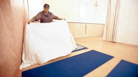 Jeden Freitag können Obdachlose im Gemeindesaal der St.-Richard-Kirche schlafen. Seit 18 Jahren hilft Elisabeth Cieplik in Neuköllns Notunterkünften.