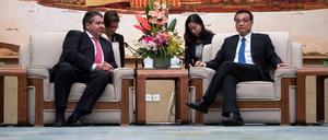 Bundeswirtschaftsminister Sigmar Gabriel (links, SPD) und der chinesische Premierminister Li Keqiang am Dienstag in der Halle des Volkes in Peking.