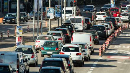 Stuttgart reißt die Luftreinhaltewerte beim Feinstaub und Stickoxiden seit Jahren. Der Autoverkehr ist dicht, und die Kessellage macht es schwer, das Problem in den Griff zu bekommen.