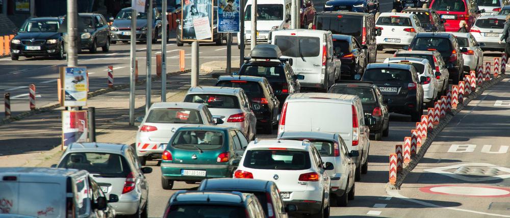 Stuttgart reißt die Luftreinhaltewerte beim Feinstaub und Stickoxiden seit Jahren. Der Autoverkehr ist dicht, und die Kessellage macht es schwer, das Problem in den Griff zu bekommen. 