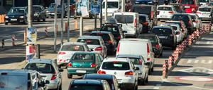 Stuttgart reißt die Luftreinhaltewerte beim Feinstaub und Stickoxiden seit Jahren. Der Autoverkehr ist dicht, und die Kessellage macht es schwer, das Problem in den Griff zu bekommen.