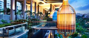 Im dicht besiedelten Singapur verbinden grüne Wände das Hotel Parkroyal on Pickering optisch mit einem nahegelegenen Park. 