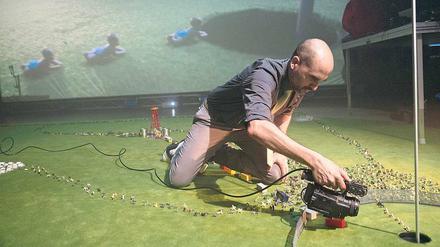 Die Agrupación Señor Serrano aus Barcelona inszeniert ihr Stück „Birdie“ mit Miniaturfiguren.