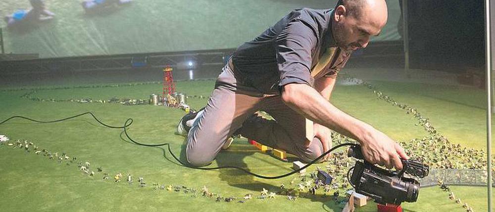 Die Agrupación Señor Serrano aus Barcelona inszeniert ihr Stück „Birdie“ mit Miniaturfiguren.