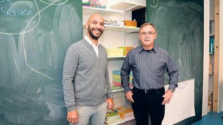 Erste Klasse. Nizar Rokbani (li.) und Jens Großpietsch im frisch renovierten Unterrichtsraum. Die Schiebetür an der Wand dient gleichzeitig als Schreibtafel. 
