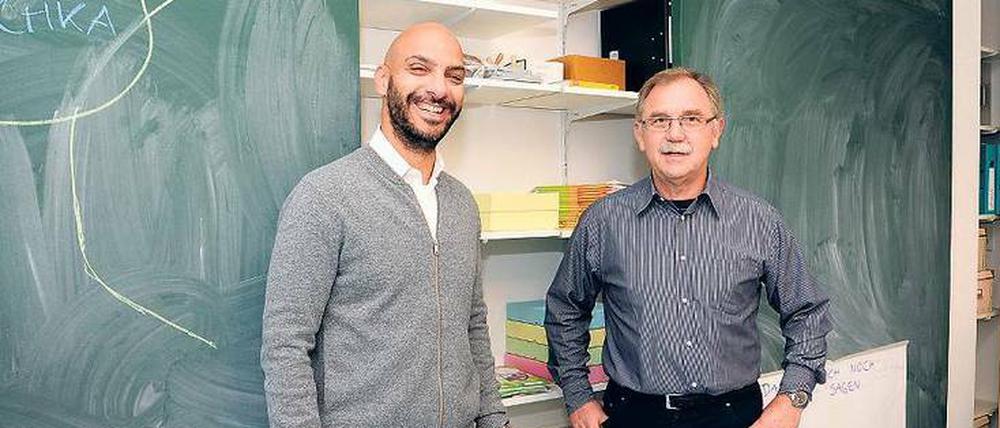 Erste Klasse. Nizar Rokbani (li.) und Jens Großpietsch im frisch renovierten Unterrichtsraum. Die Schiebetür an der Wand dient gleichzeitig als Schreibtafel.