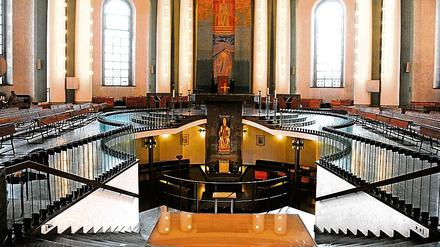 St. Hedwigs mit Blick in die Unterkirche. Die Bodenöffnung soll geschlossen werden.