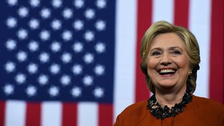 Das FBI will weitere E-Mails der demokratischen Präsidentschaftskandidatin Hillary Clinton untersuchen.