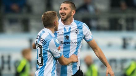 Münchens Levent Aycicek (l) und Münchens Sascha Mölders jubeln über Mölders Treffer zum 4:1. 