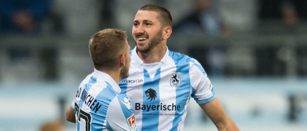 Münchens Levent Aycicek (l) und Münchens Sascha Mölders jubeln über Mölders Treffer zum 4:1. 
