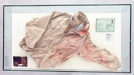 Mehr „Tatort“-Ikonografie geht nicht. Reisepass und Jacke von Kommissar Horst Schimanski in der Berliner Ausstellung.