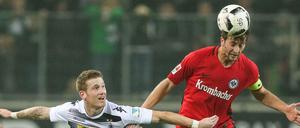 Staunender Beobachter: Gladbachs Andre Hahn (l) ist beeindruckt von David Angel Abraham Kopfballkünsten. 