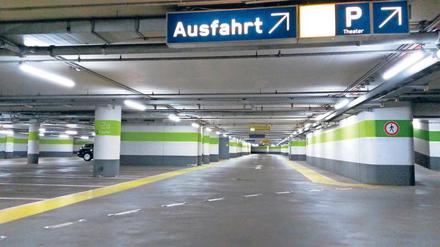 Noch Platz für viel Blech. Das Parkhaus unter den Potsdamer Platz Arkaden, fotografiert am Samstagnachmittag. 