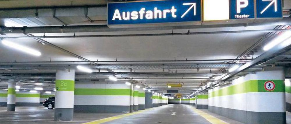 Noch Platz für viel Blech. Das Parkhaus unter den Potsdamer Platz Arkaden, fotografiert am Samstagnachmittag. 
